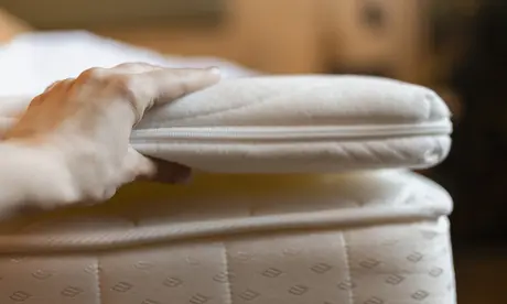 Maak uw harde matras weer comfortabel: Welke topper biedt de beste verzachting?