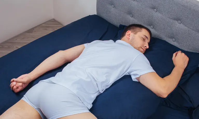 De gevaren van een te zachte topper voor buikslapers: Voorkom een holle rug en rugpijn